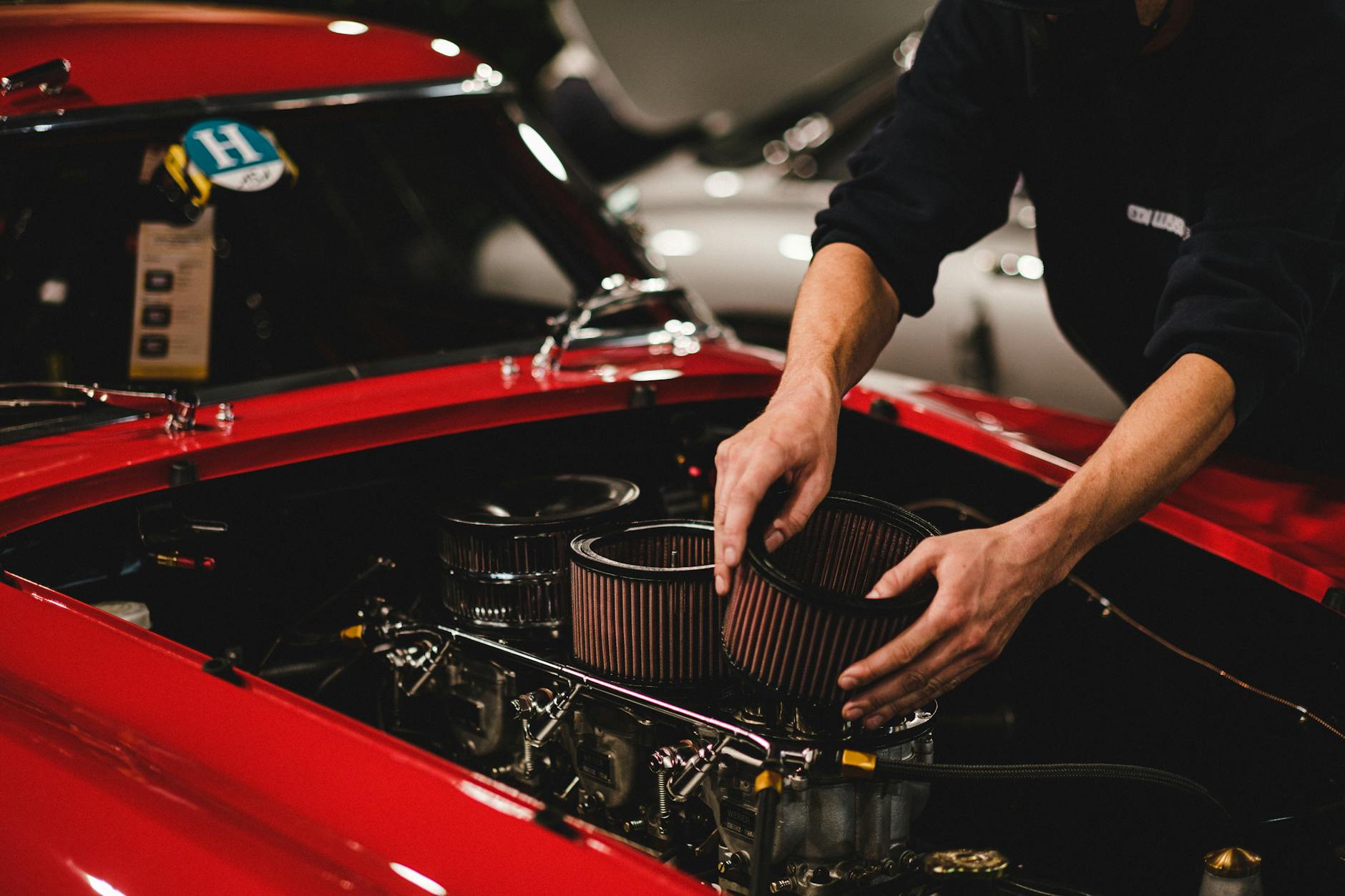 Mechanik regulujący filtr powietrza w silniku podczas tuningu auta