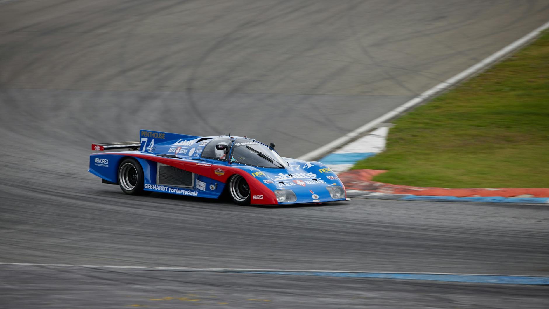 Niebieskie wyścigowe auto pokonuje zakręt na torze Hockenheim