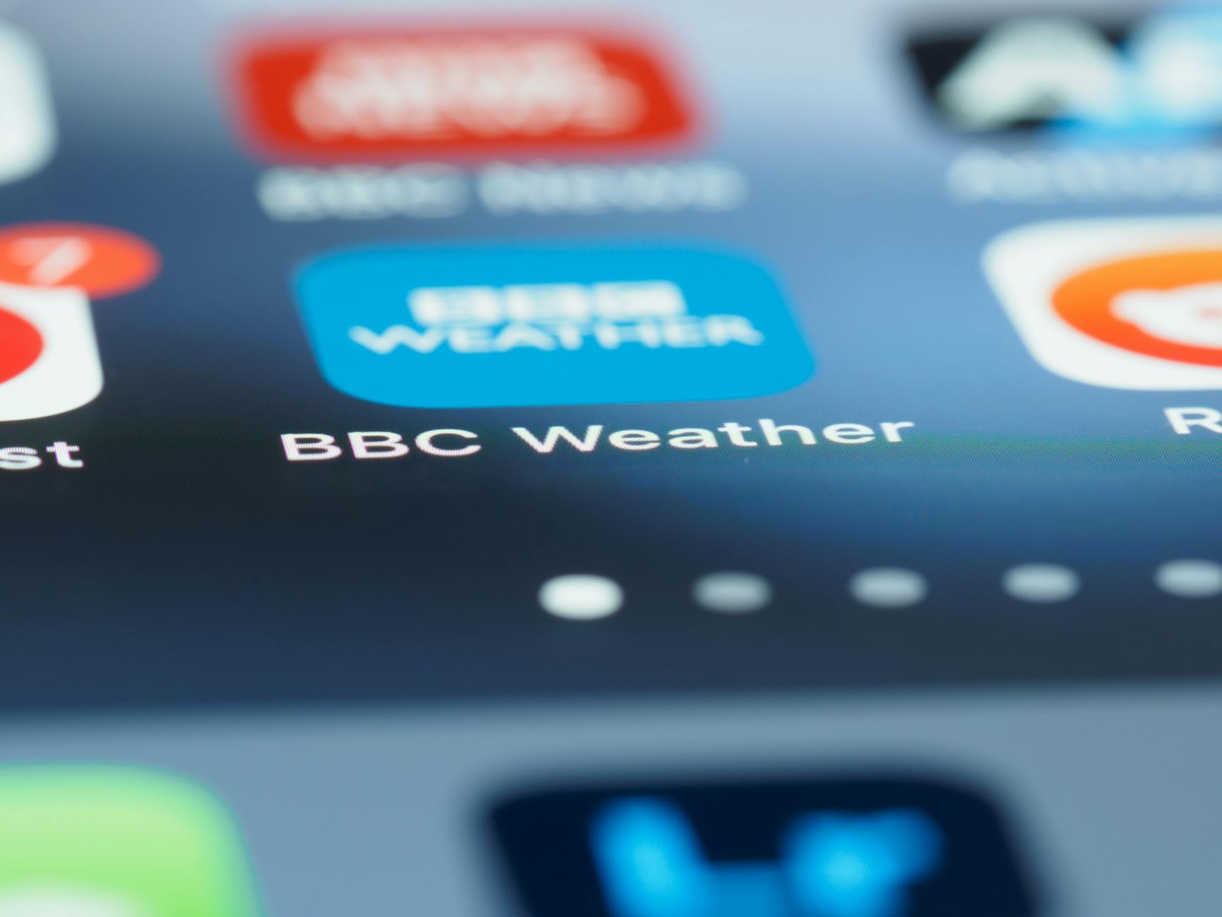 Jak czytać prognozy długoterminowe i modele pogodowe, żeby lepiej planować podróże i codzienne życie Ikona aplikacji BBC Weather na ekranie smartfona