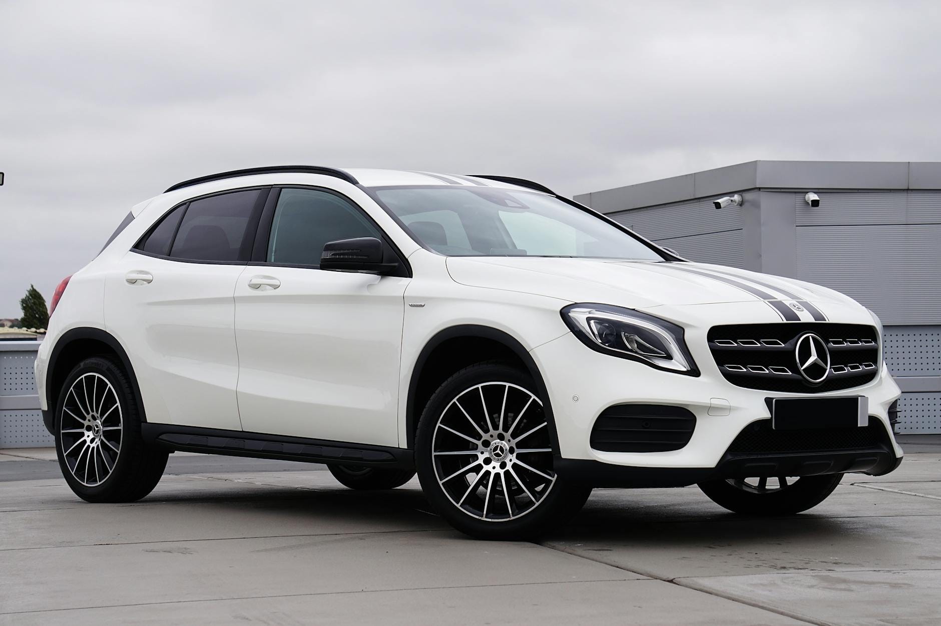 Biały luksusowy SUV Mercedes-Benz GLA zaparkowany na zewnątrz