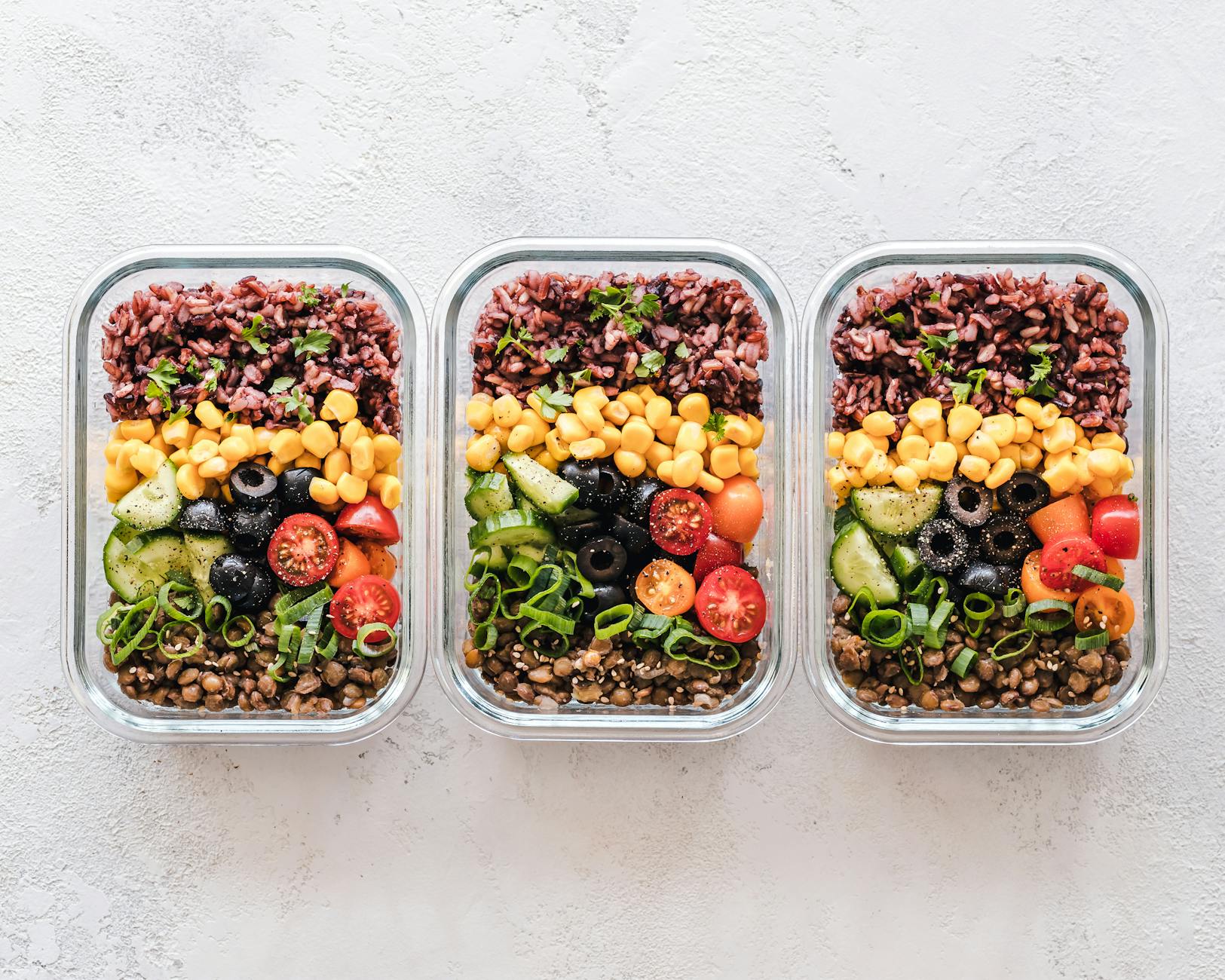 Kolorowy wegański meal prep w szklanych pojemnikach na cały tydzień
