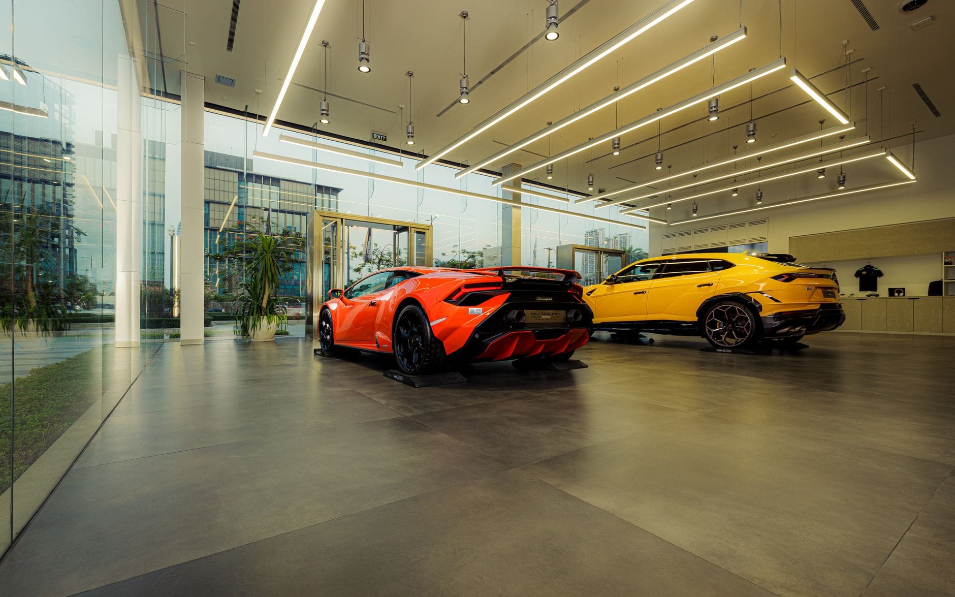Luksusowe Lamborghini w nowoczesnym salonie sprzedaży samochodów
