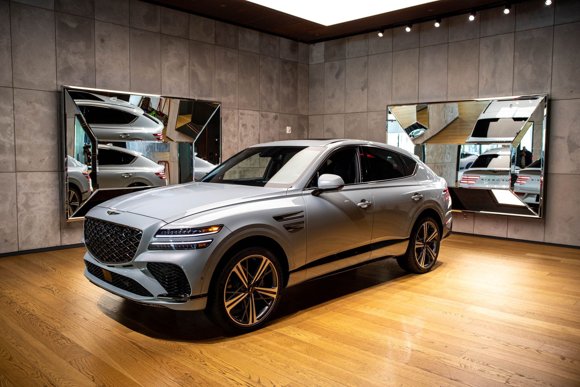 Nowoczesny luksusowy SUV w jasnym salonie samochodowym w Nowym Jorku