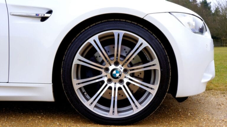 Aluminiowe koło i błotnik BMW M3 z emblematem modelu
