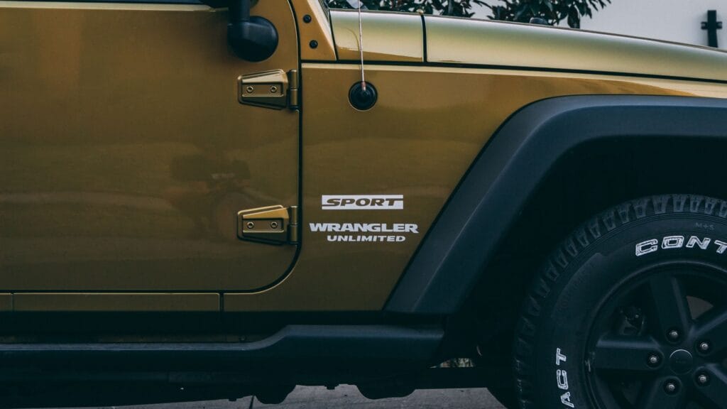 Jeep Wrangler widziany z boku na miejskiej ulicy